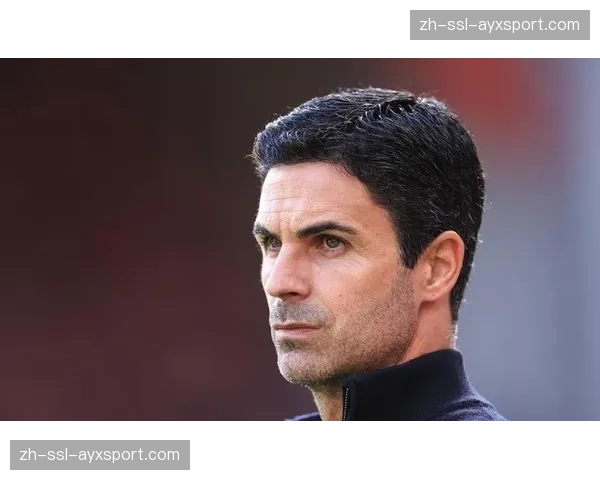 现场花絮:天空体育镜头捕捉到阿尔特塔在场边用手势频繁指挥后卫线前提 现场花絮:天空体育镜头捕捉到阿尔特塔在场边用手势频繁指挥后卫线前提