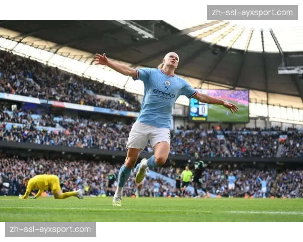 特写：加时赛进球被吹，哈兰德向VAR屏幕做出的无奈手势